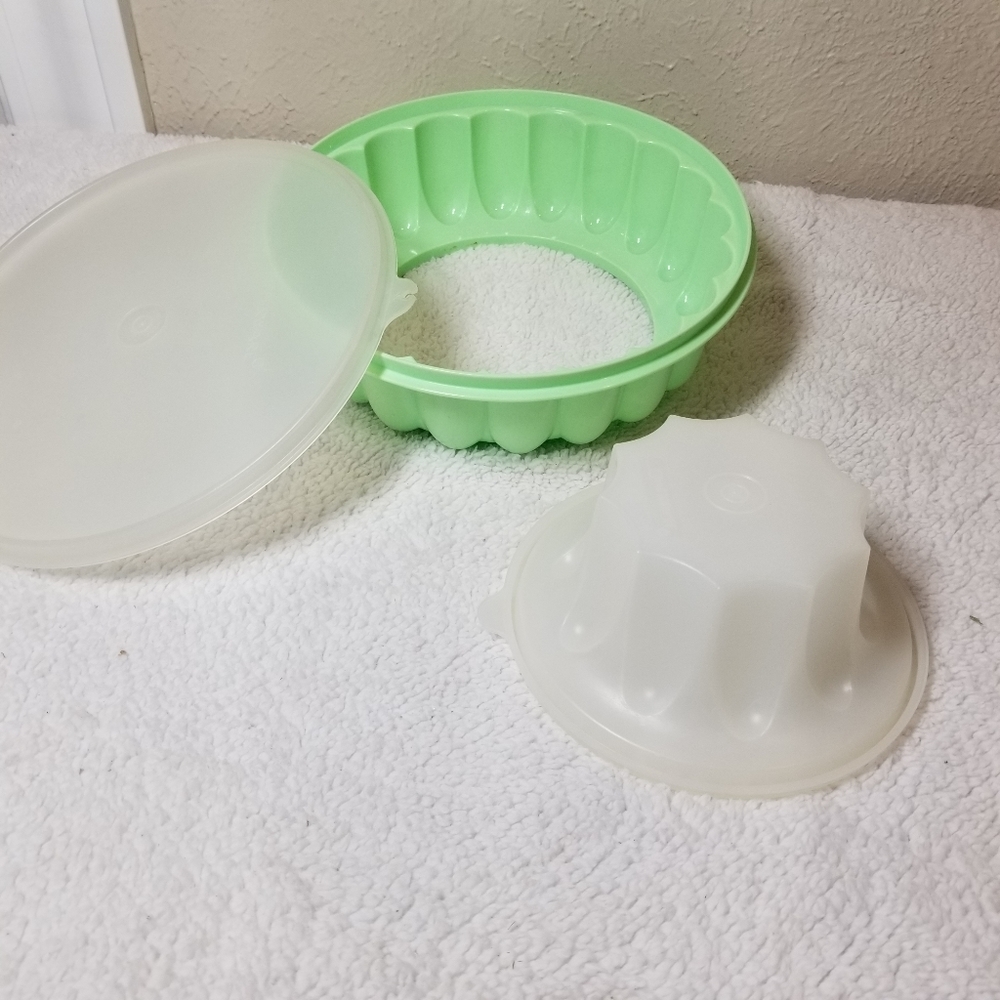 Tupperware Jell-O Mold 3 Piece Set Green - Picture 3 of 4